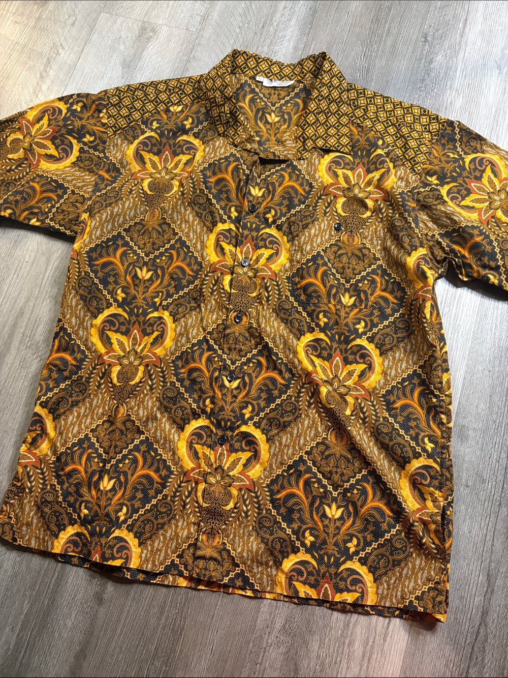 Men's Casual Short-Sleeve Button-Down Shirt — Brown & Gold Pattern